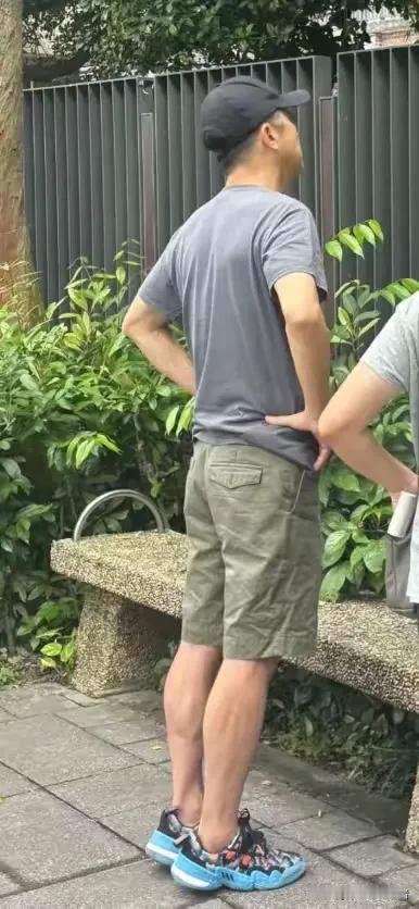 庾澄庆带着儿子一起接女儿放学，庾澄庆也是幸福大儿子庾恩利已经长大，和二婚妻子也是