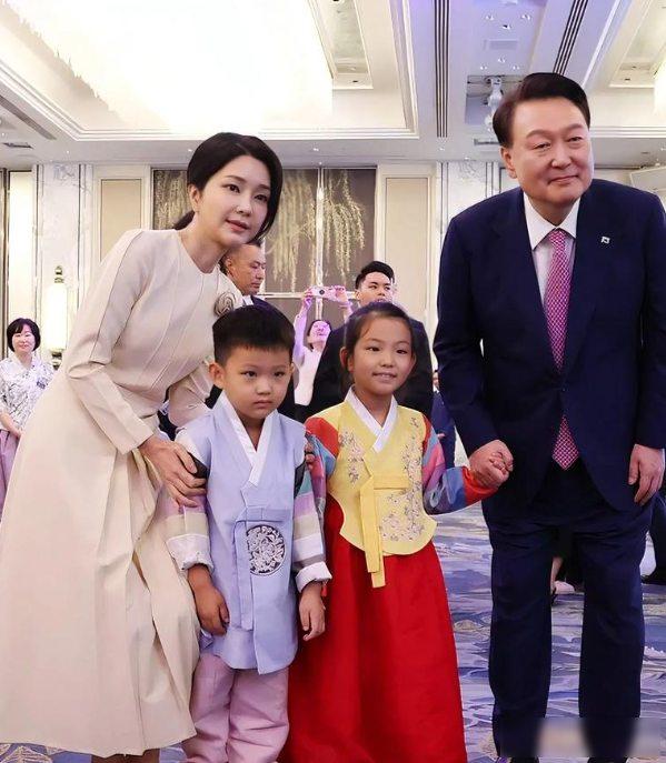 2025年12月，韩国前总统夫人金建希出现在法庭上，她的状态显得虚弱，整个过程都