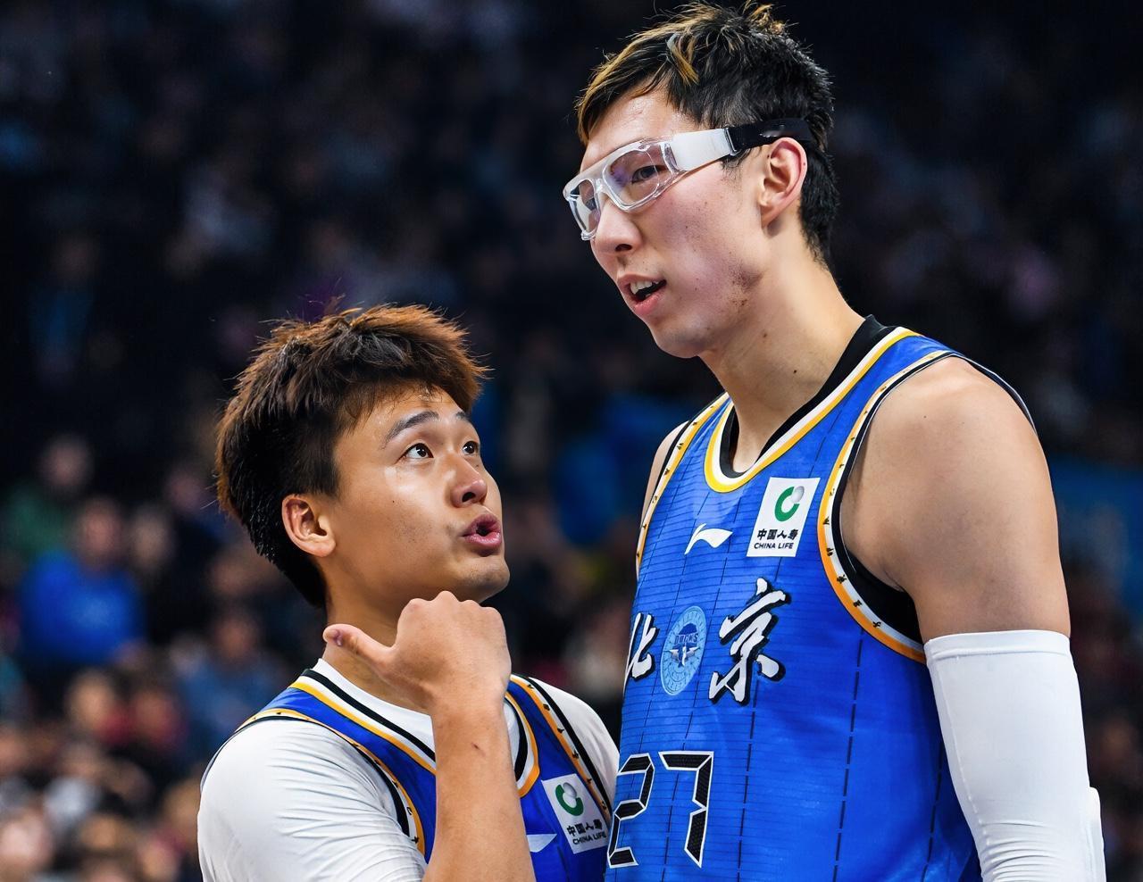 翟晓川：拿着顶薪的，要不不出力，要不在场下看球，这是要把我当小将用吗？？？陈盈