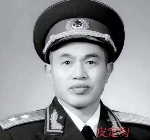 1940年，皮定均看上了女干部张烽，就让县长去说媒，张烽听说了县长的来意后，拒绝