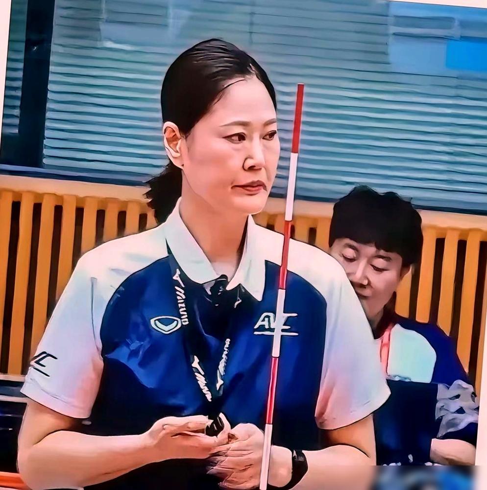 亚运会女排决赛，直播镜头不拍扣球，全怼着那个女裁判拍。不是因为她漂亮，是她往