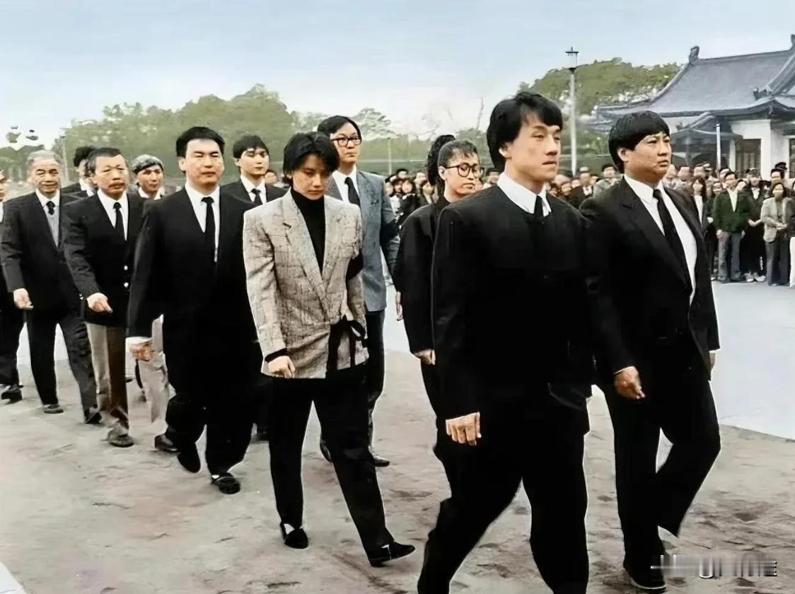 1988年，出现在台湾省，蒋经国葬礼上的香港演员。照片中可以看到，这些演员都是