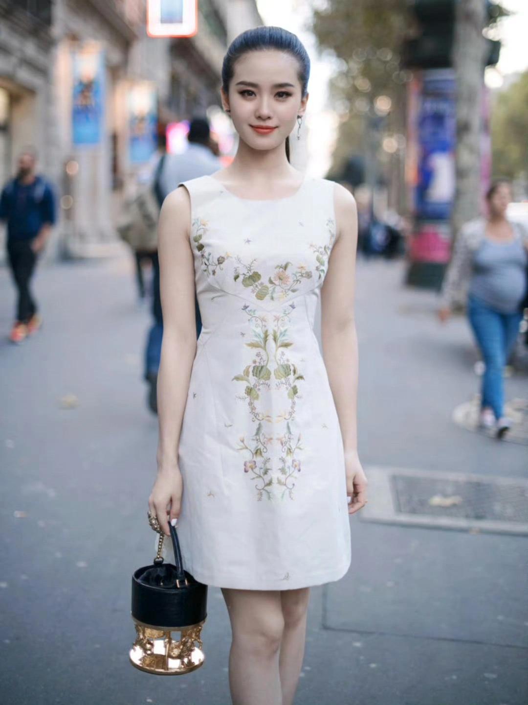 刘诗诗早期看秀，大光明发型搭配配刺绣花裙，优雅如兰气质。