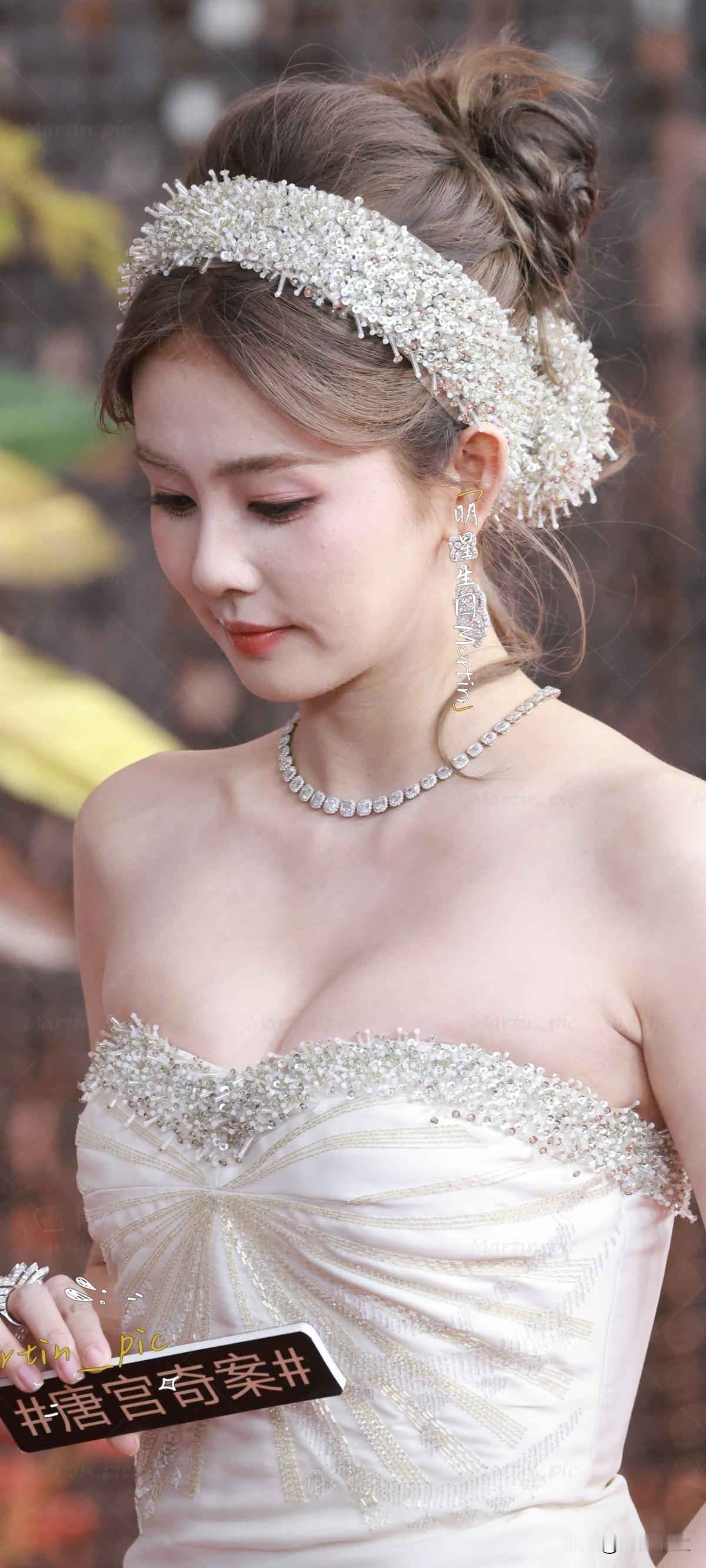 白鹿微博视界大会红毯生图妈耶白鹿真的牛奶皮肤，好完美的身材！阿鹿姐，美翻了，身