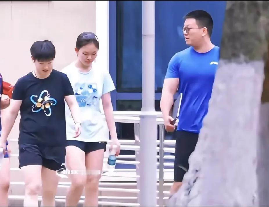 捕捉河北小分队的活力瞬间刷到啦！河北小分队体能训练结束后的画面。孙颖莎和伙