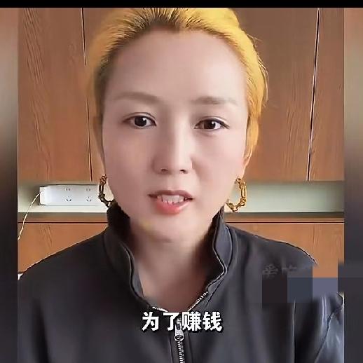 去年刚跌倒一个闫学晶，今年又来了一个何洁，她在直播间崩溃大哭，言说自己抚养4个孩