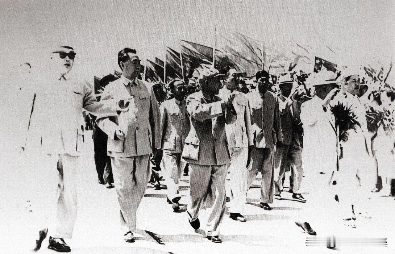 1963年6月17日，​中共中央副主席、国务院总理周恩来，​国防委员会副主席、国