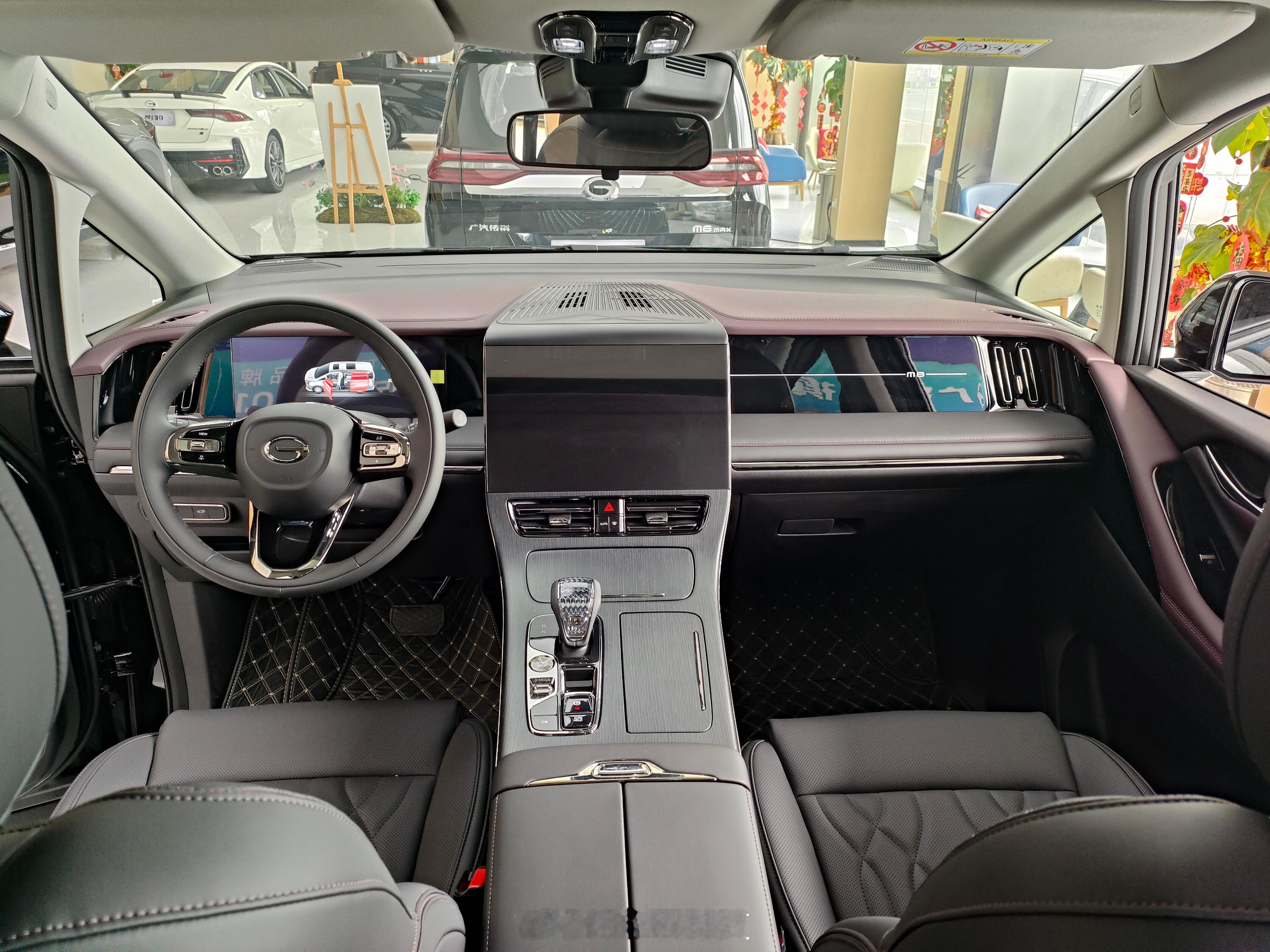 第二排航空座椅的头枕两侧带侧翼，能像飞机头等舱那样调节角度，睡觉时头不会晃来晃去