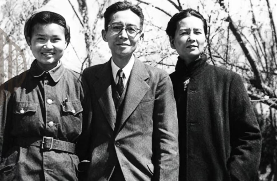 梁思成、林徽因和女儿梁再冰，一家三口的经典留影。这张黑白照片拍摄于上世纪4