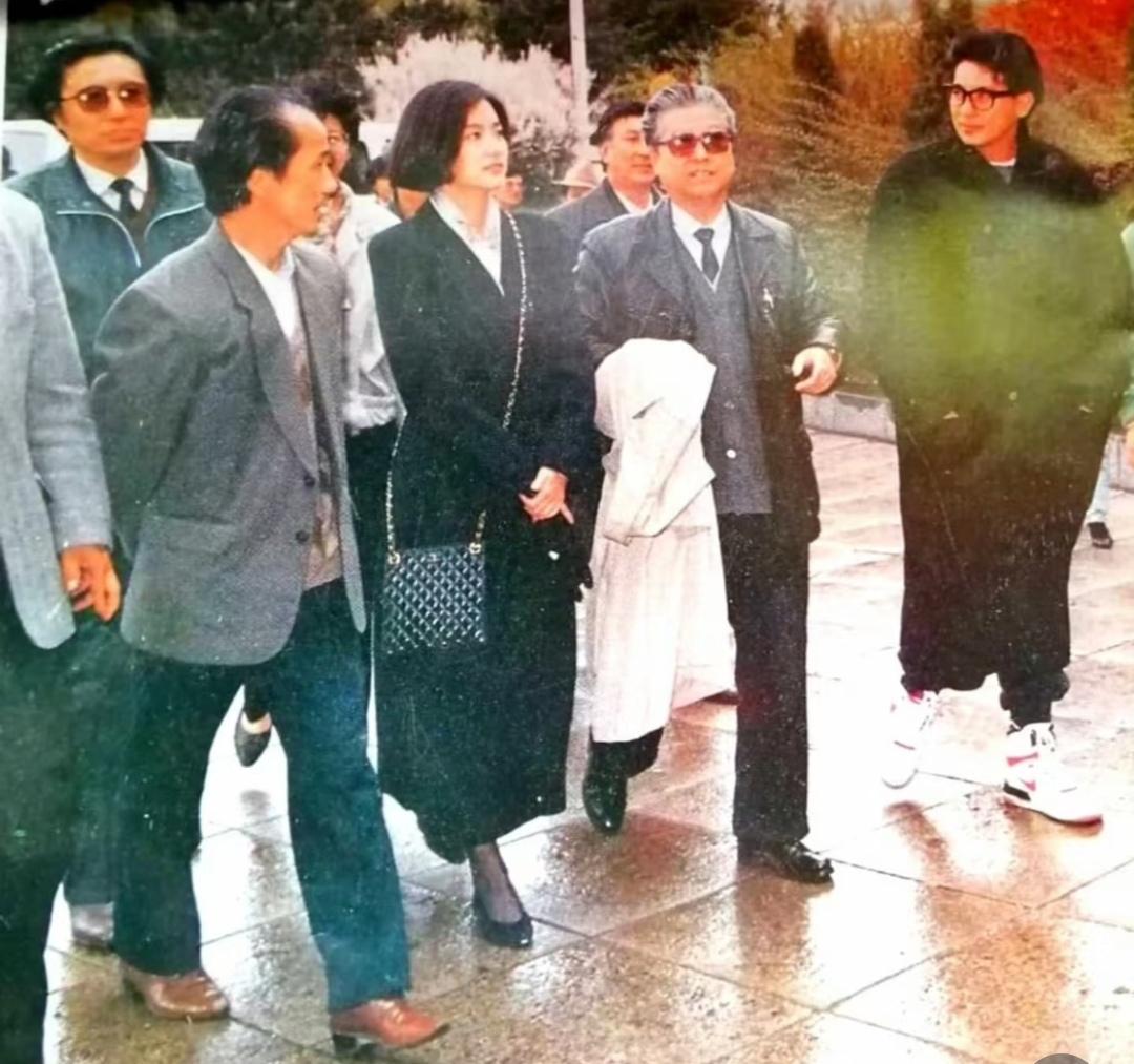 林青霞和秦汉去长影，一张罕见的留影，这张照片拍摄于1990年春季，地点在长春电影