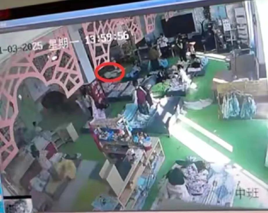 山东青岛，男子5岁的儿子半夜突然哭着大喊“老师我错了，下次不敢了”，男子抱着儿子