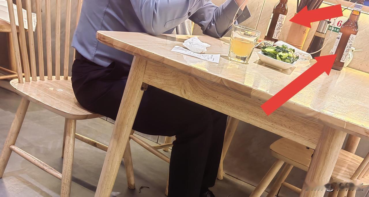 晚上懒得做饭，决定去附近的小馆点一份砂锅牛肉面。这家店很实惠，面量有点大。因为