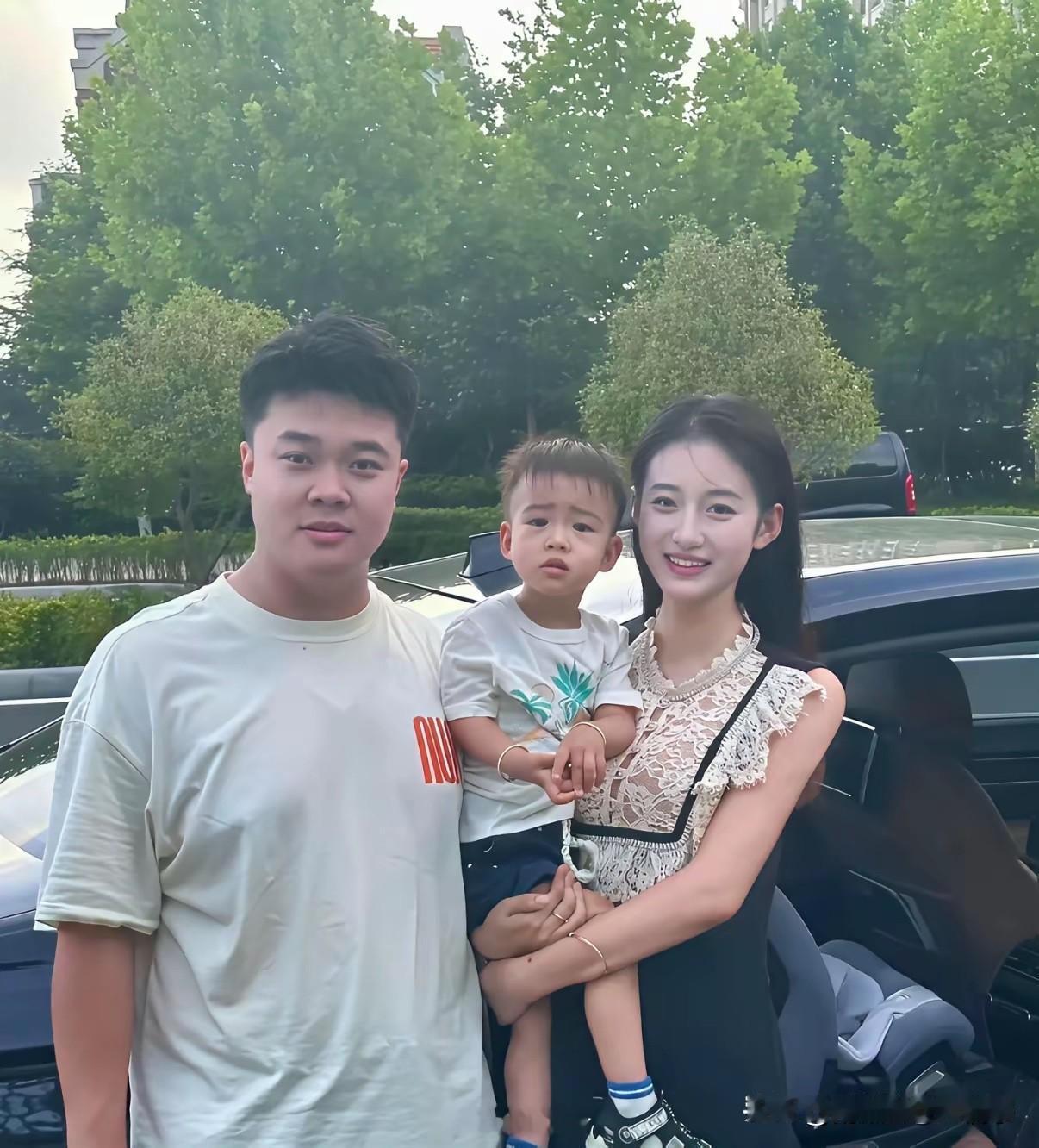 非常漂亮的妈妈，可惜儿子遗传了爸爸的基因！