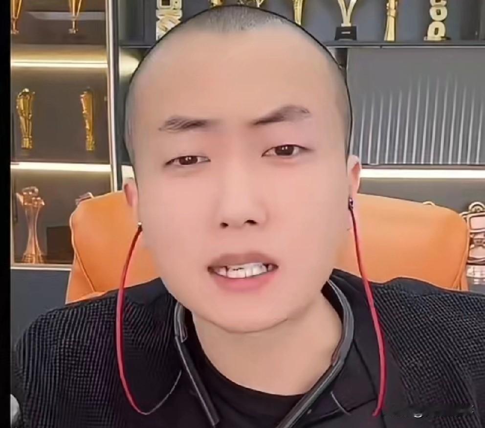 粉丝嫌刘二狗昨天卖5000万有点少，丁一说刘二狗不是专业电商，不代表跟蛋蛋一起就