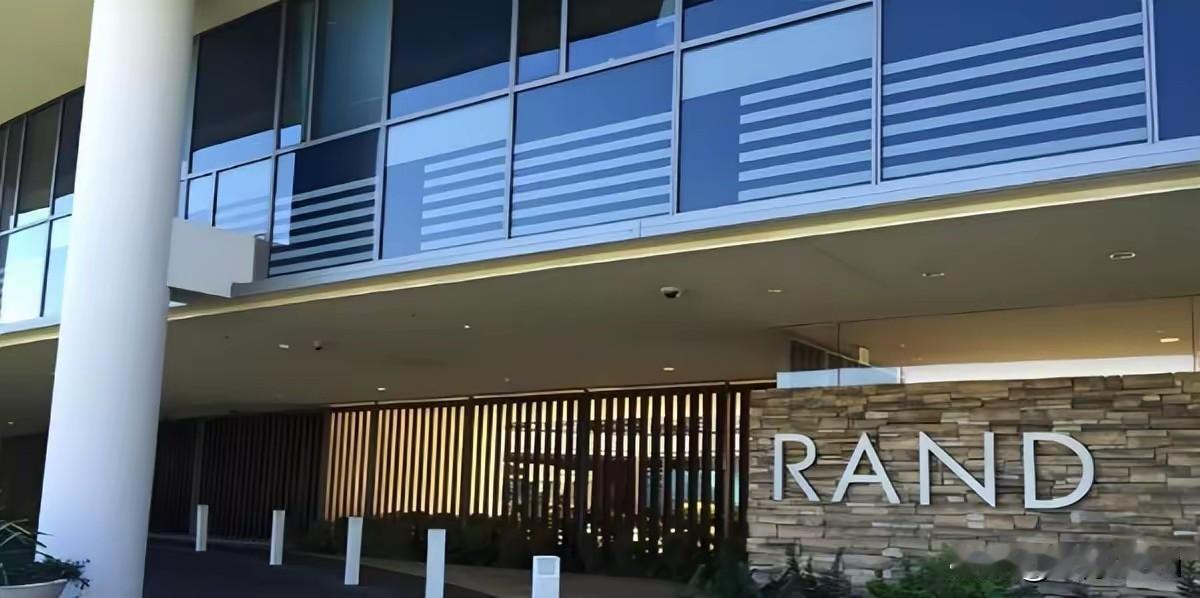 2. 美媒称中国或列装射程1000公里空空导弹：美国媒体称中国在搞射程1000公