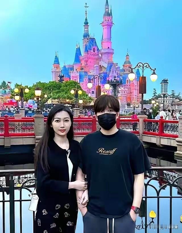 三观震碎！妻子坐月子、孩子刚降生，白冰就被爆出出轨实锤，细节看得人头皮发麻。