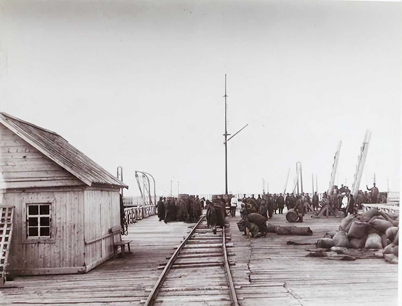 1858年，根据《瑷珲条约》，库页岛被划分俄国。黑龙江入海口的浪花拍打着一座