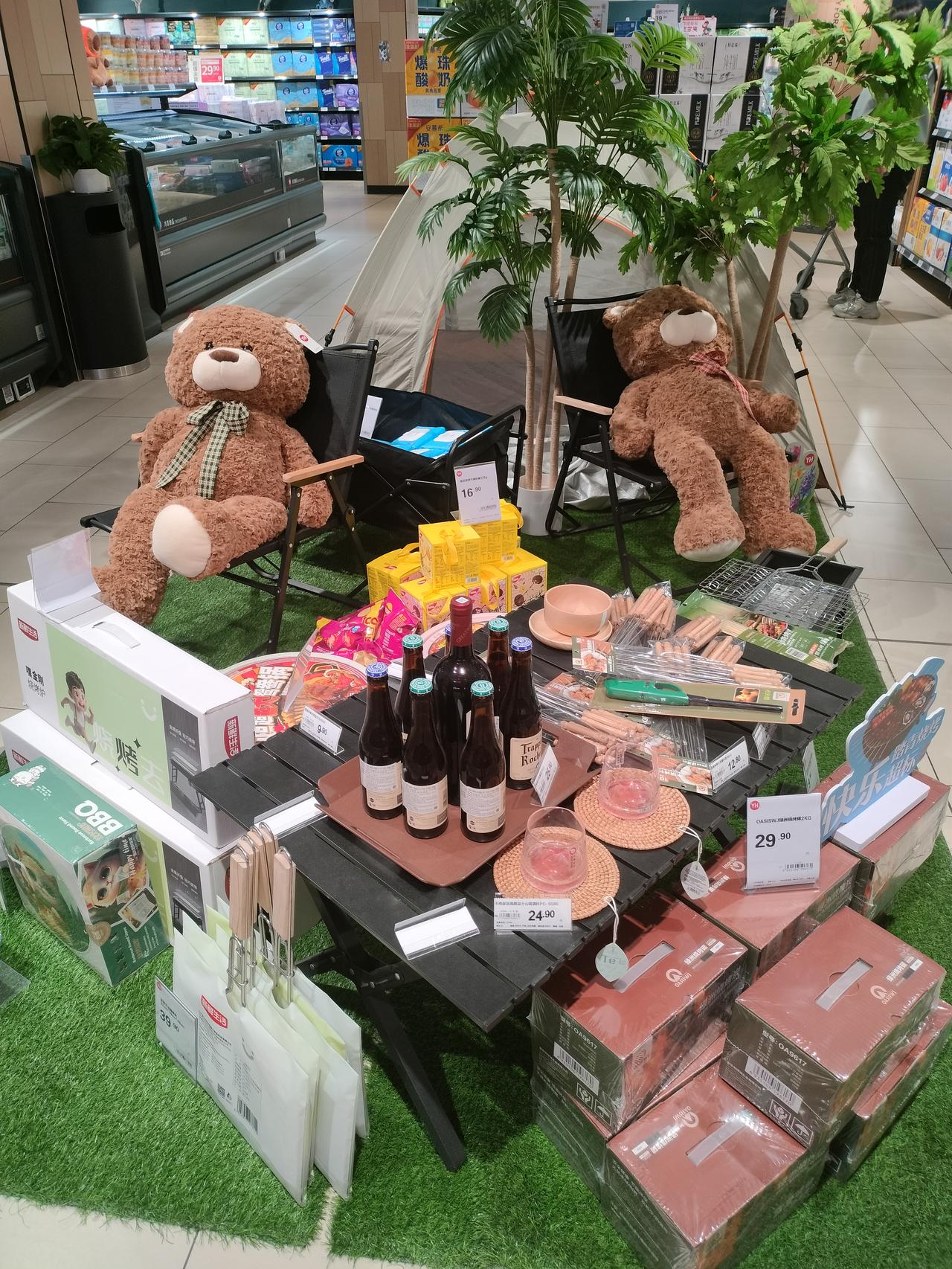 往日在儿子家小院里吃烧烤，觉得舒适又惬意。自从去永辉超市看了室外烧烤的这些装备