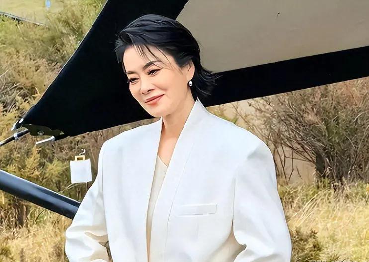 曾经红遍全国的歌坛天后毛阿敏，在丈夫离世后，做了一个让全网都看不懂的决定，主动放