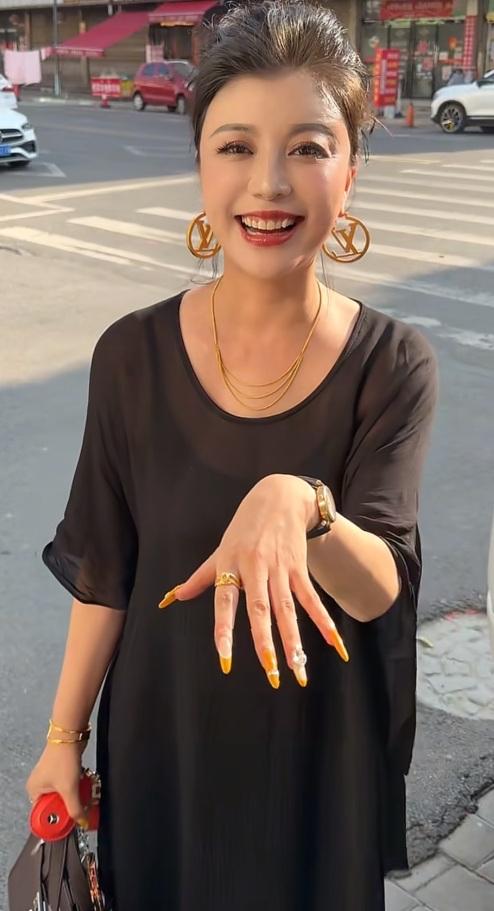 什么年龄段的女人最有女人味?45岁单身阿姨做了美甲