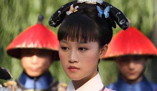 2010年，《甄嬛传》拍到一半，导演郑晓龙看着蓝盈莹的脸特别难受，犹豫再三还是开