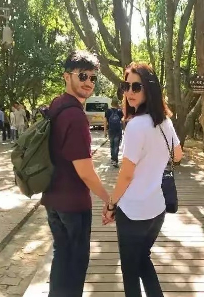 张智霖袁咏仪是懂藏拙的，平时发自拍就像60岁，上了综艺马上像30。