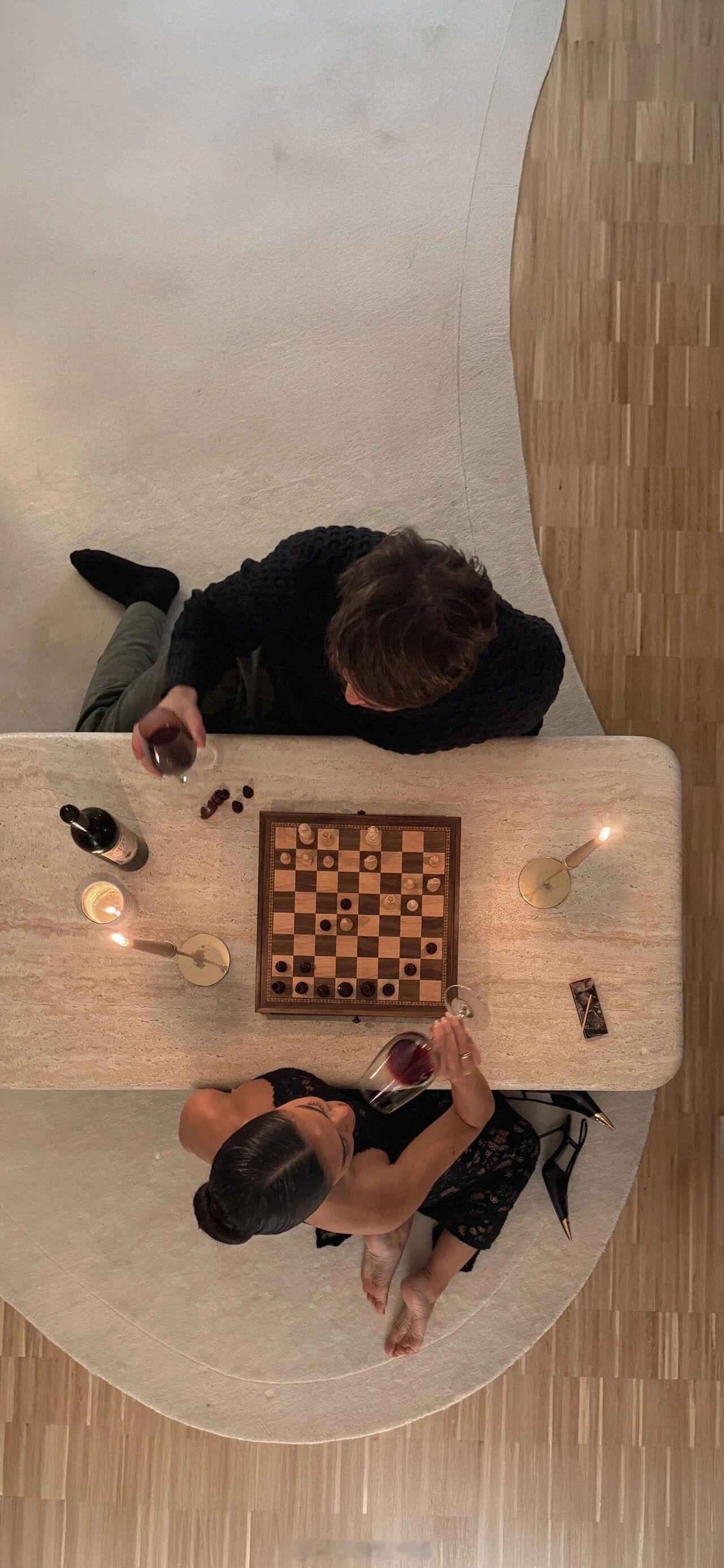 "你问我爱你值不值得，其实你应该知道，爱就是不问值得不值得。"——《半生缘》早