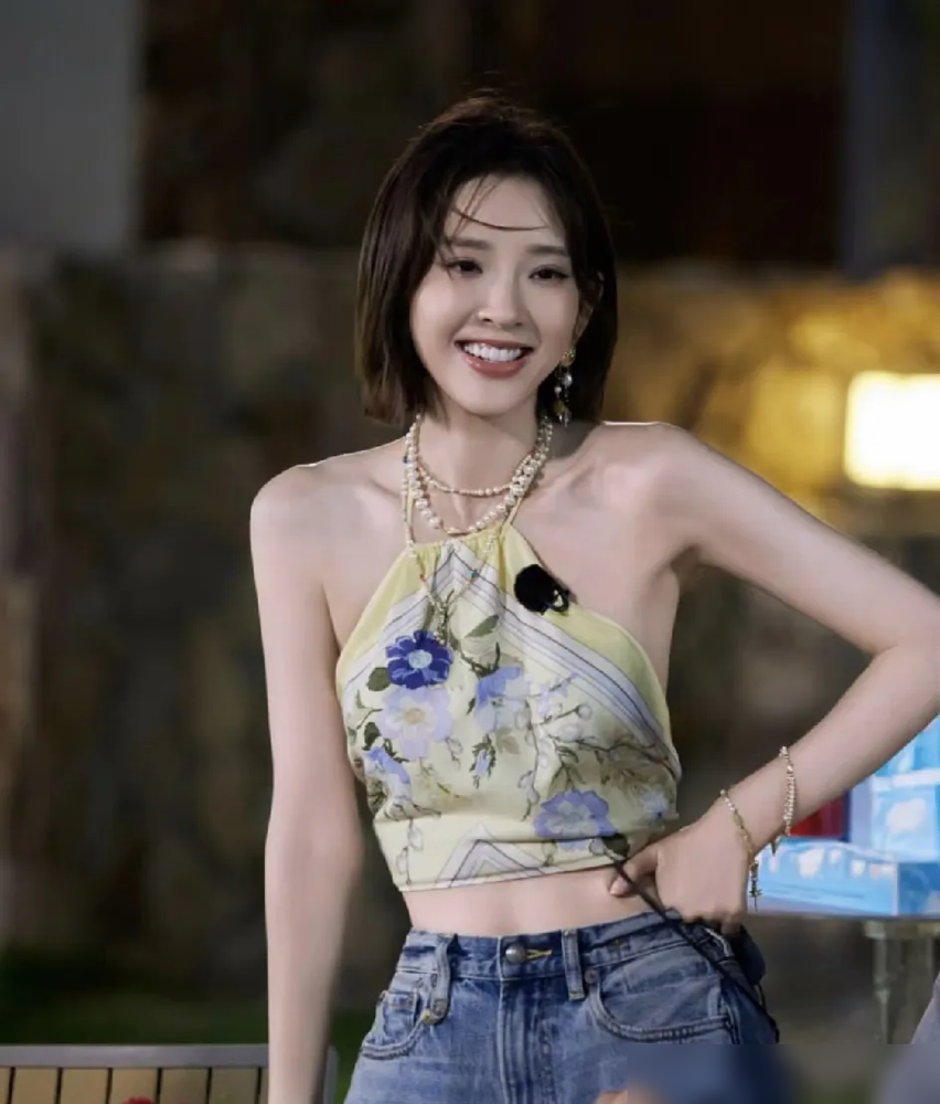 张若昀他媳妇穿着粉色闪钻肚兜就出来了，铆钉镶边，爱心形状卡在腰线上。不是综艺抓拍，是她早期红毯写真那