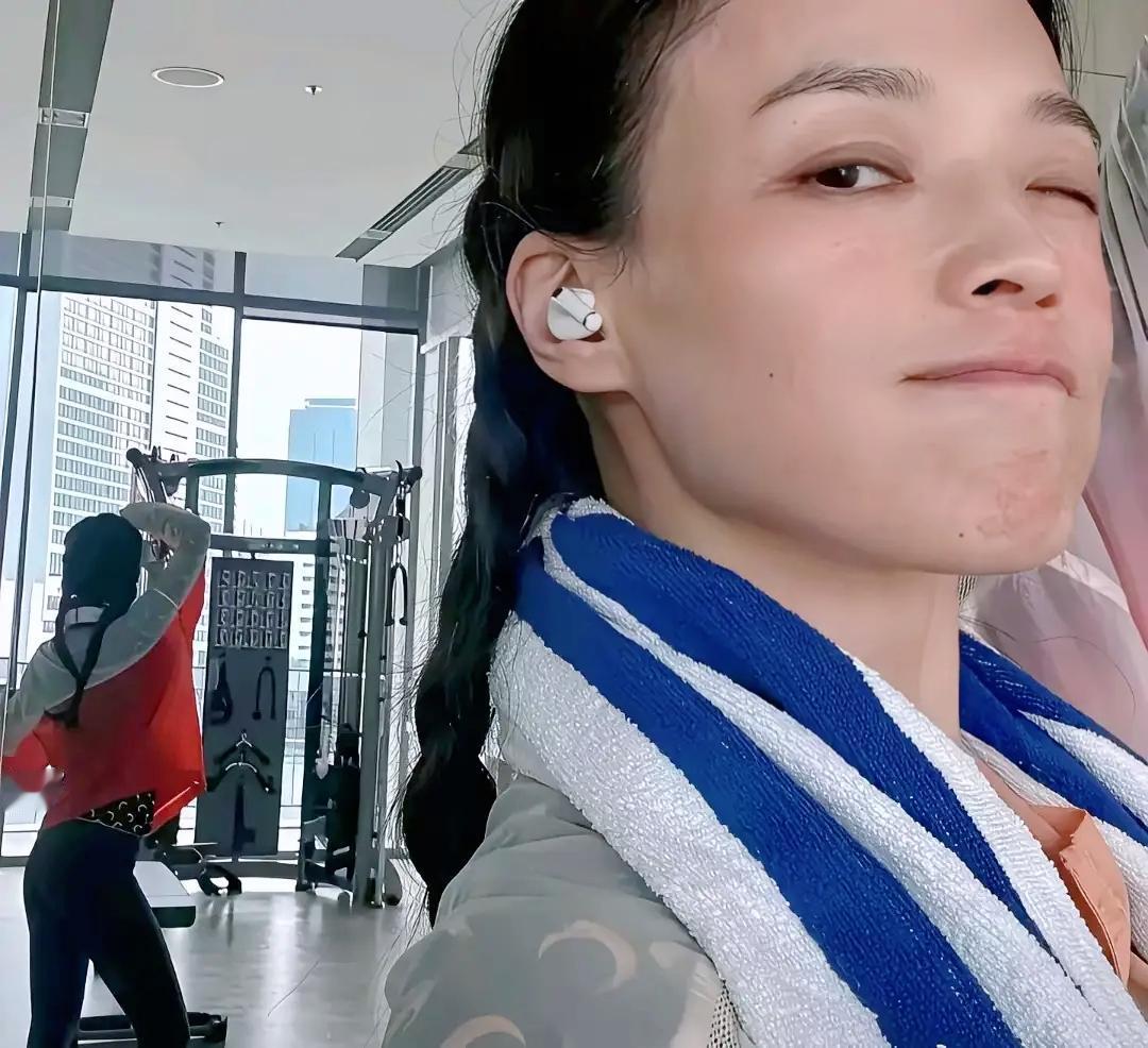 卸下妆容直面镜头，健身房纯素颜出镜，舒淇的松弛底气远比精修图更动人舒淇素颜状