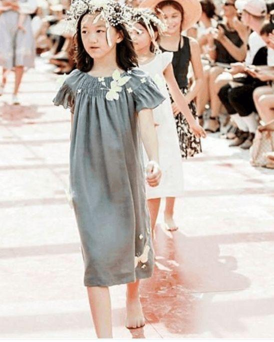 李嫣头戴鲜花走在台上，女大十八变，她比小时候好看多了，是个活得漂亮的女孩。