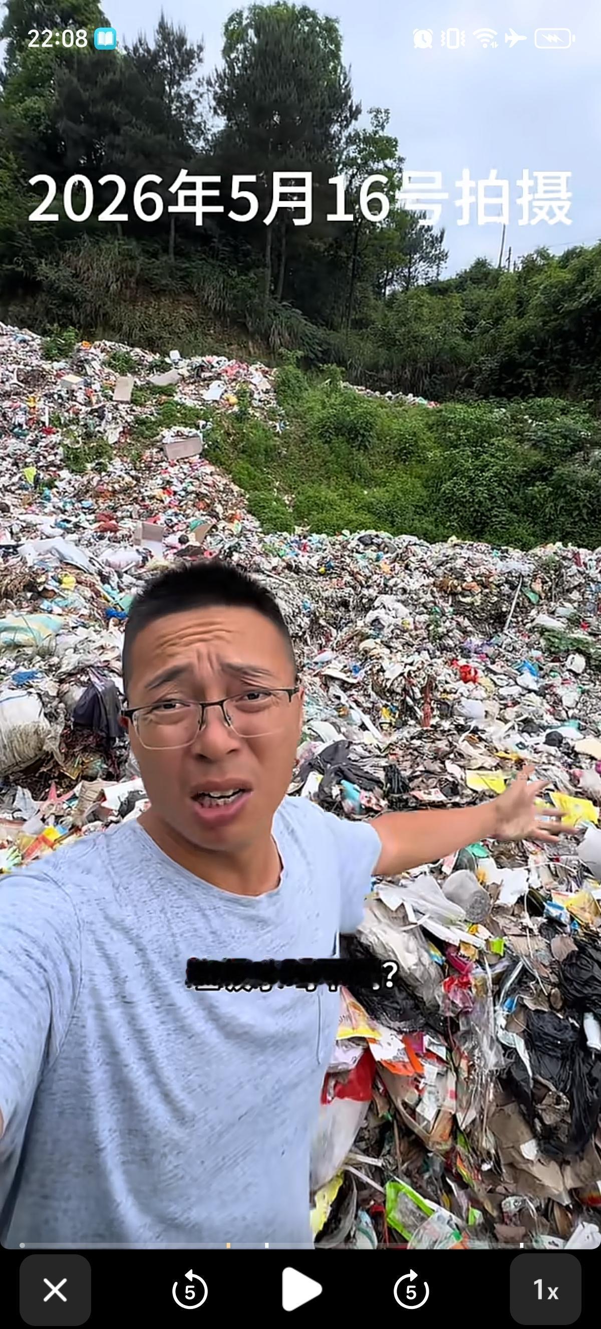 环保博主“渔猎齐哥”发现湖南的沅江取水口上游，大概50米左右的地方，有一座大型的