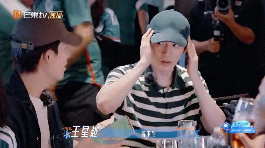 王星越给邓为夹肉王星越问邓为头还疼吗看完这段花絮嘴角忍不住上扬！花少8聚餐王星越