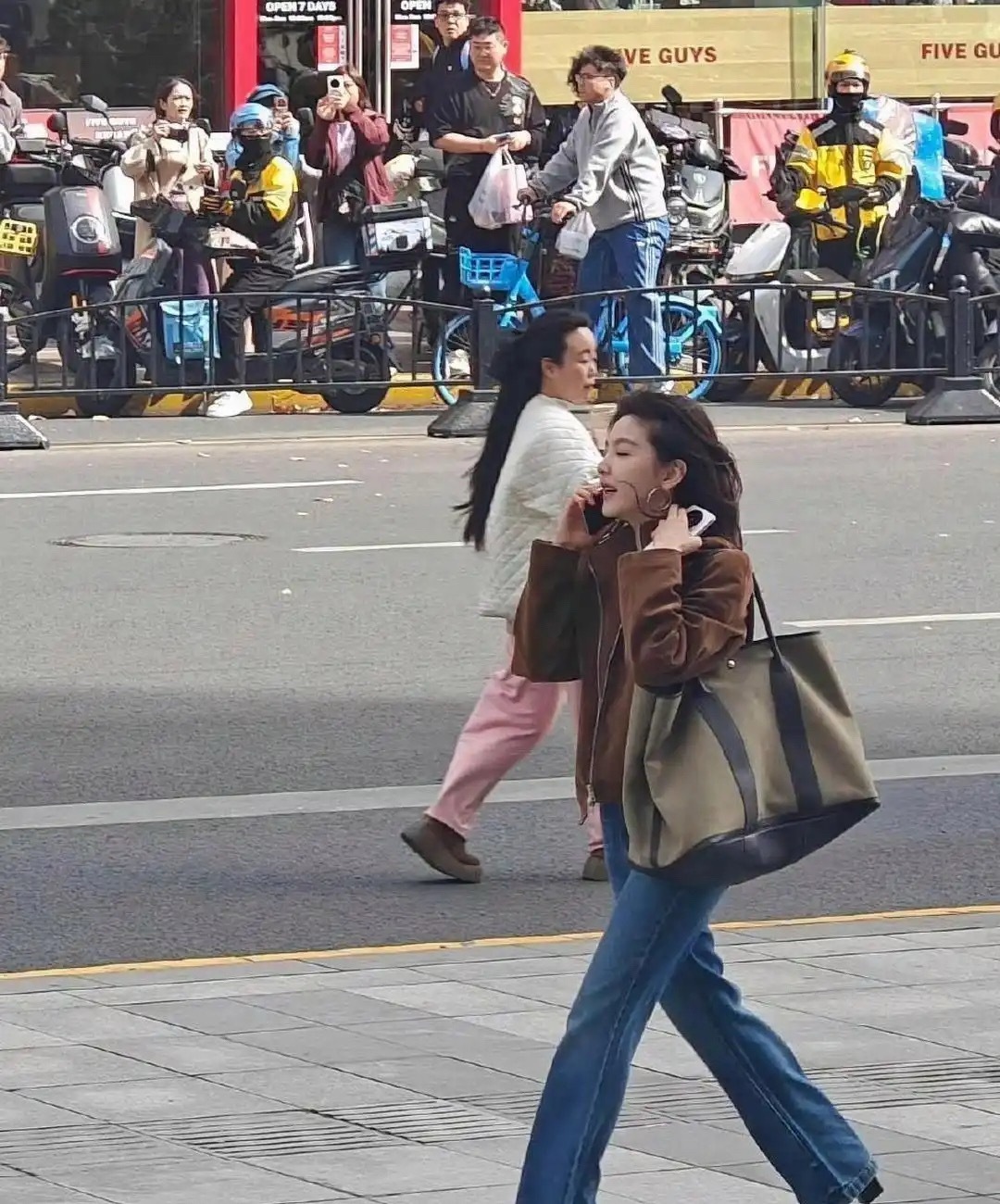 大马路上的章若楠竟然美成了这样，怪不得电视剧上那么好看