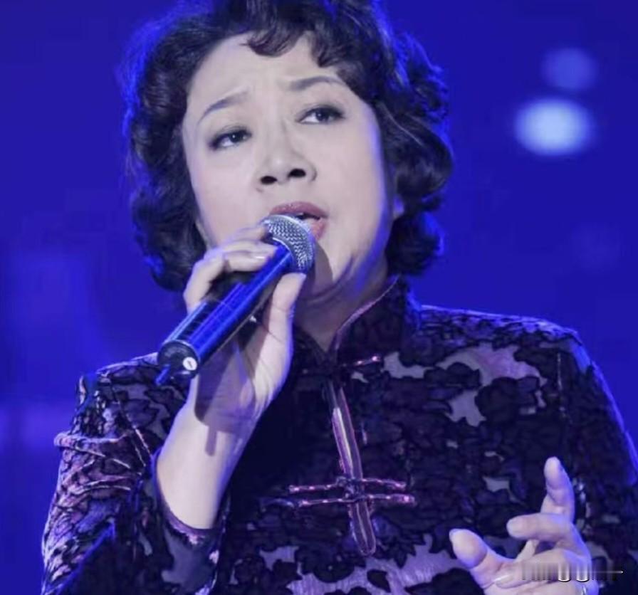 歌手黑妮是王菲妈妈的同事，两家也是邻居，她对王菲也很熟悉，也见过襁褓中的窦靖童，