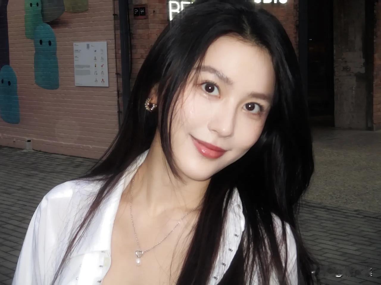 甜美笑容,时尚穿搭,魅力四射!