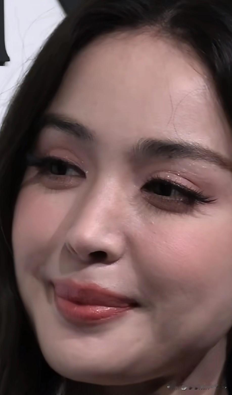 古力娜扎这眼睛自带特效啊！垂眸是东方韵味，睁眼是立体电眼，新疆美女的美真是