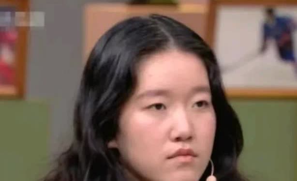 这是巴图的同父异母妹妹英闻笛。她与英如镝虽是亲兄妹，但他的相貌与性格更像巴图。