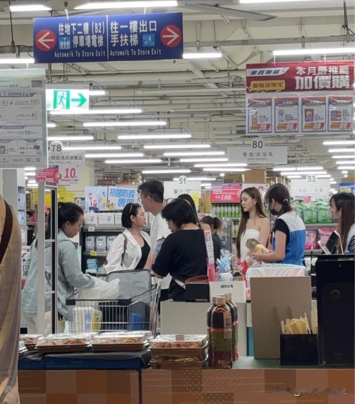小S不瘦了，一眼就看到她是中年人了！女儿这个类型就是她年轻时候一直吐槽林志玲的