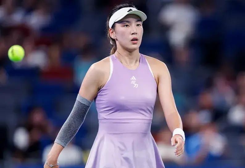 北京时间1月5日，WTA250奥克兰站的女单首轮展开争夺，中国金花王欣瑜表现出色