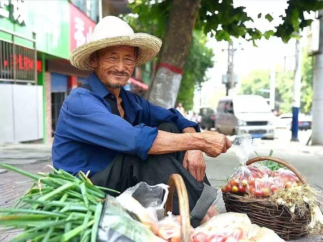 今天去菜市场买菜，跟卖菜大爷聊了两句，心里瞬间通透了。我看他摊位前没什么人，