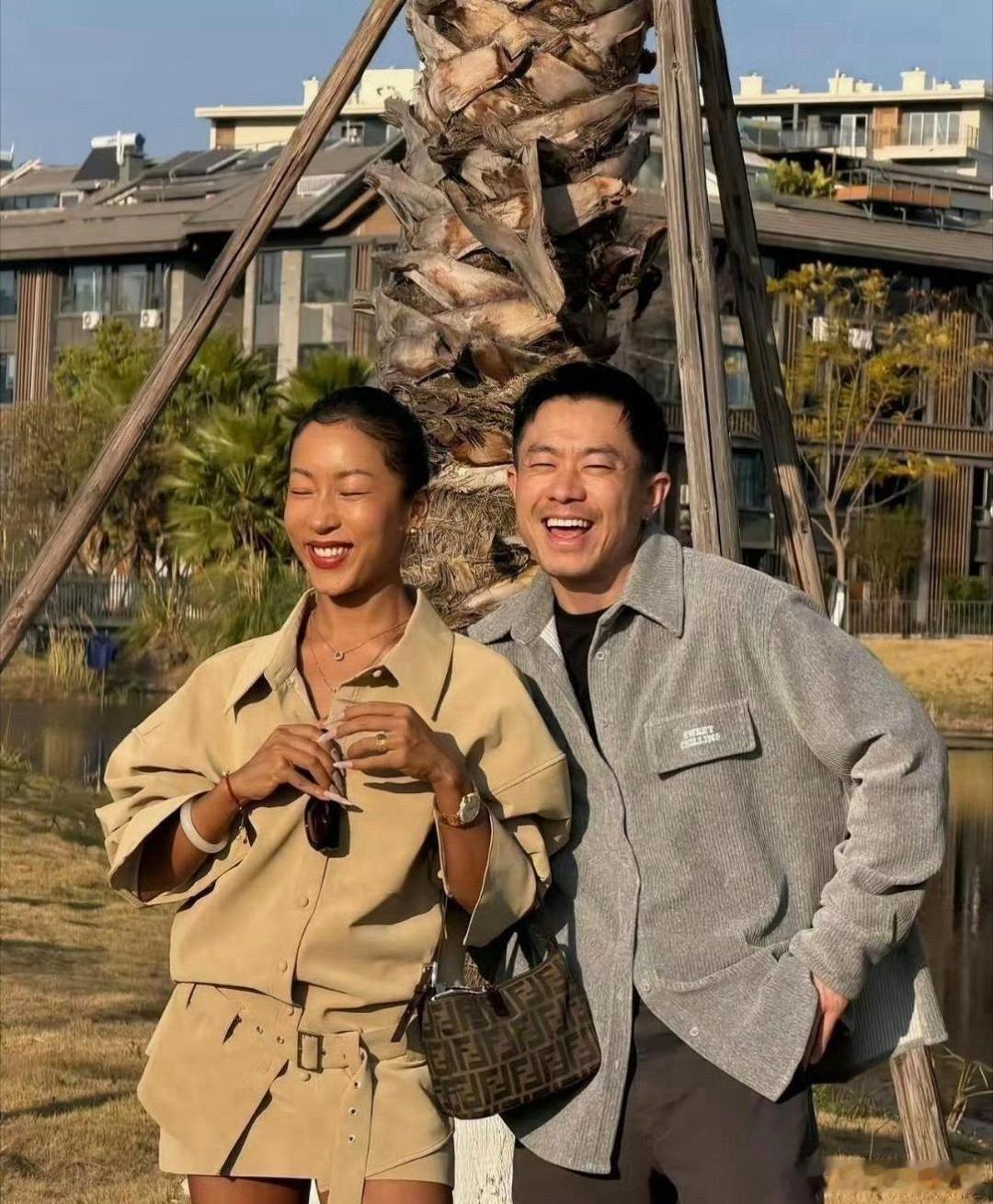 吉克隽逸晒出和现任丈夫金思辰的同框合照，二人站在一起看起来十分般配。