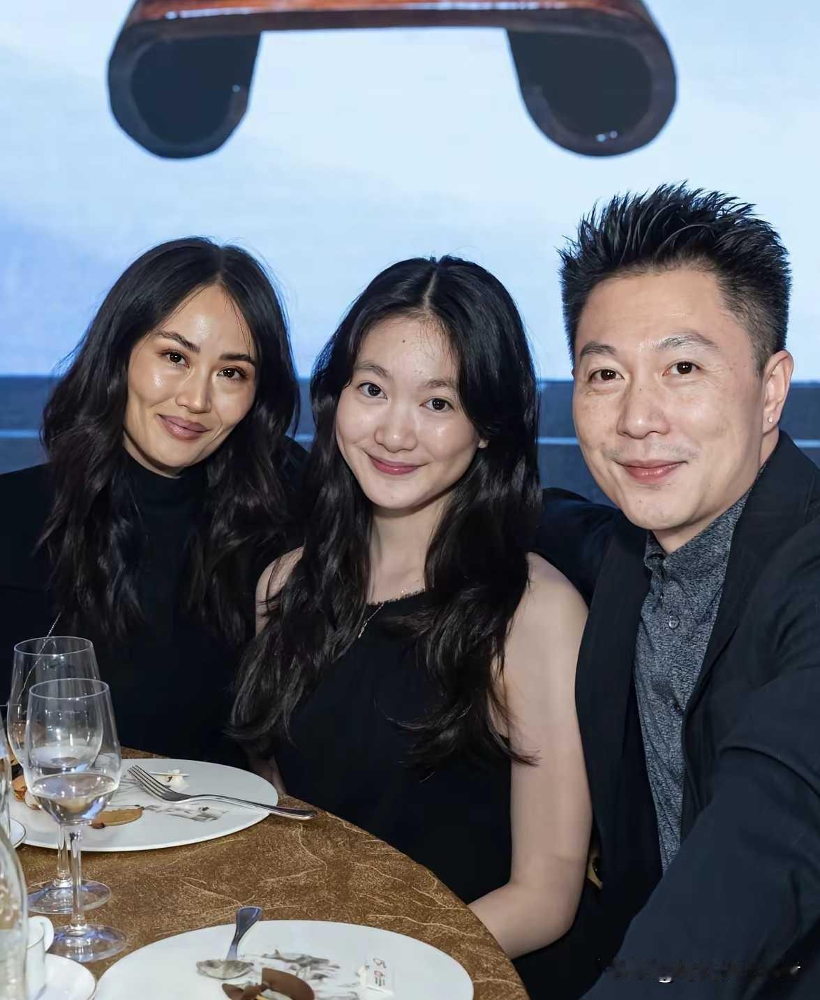 李小鹏的老婆李安琪一眼就能看出是美籍华人，虽然老公是中国人，但是她面相和妆容和电