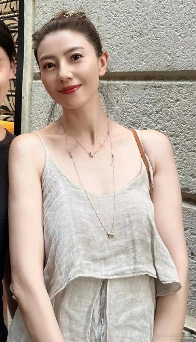 网友偶遇高圆圆，“不老女神”风采依旧。只是那裙子似抹布，却也难掩独特气质，别有一