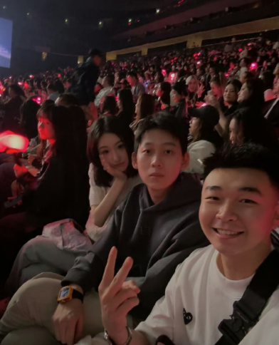 不是刚结婚就出轨，而是刚结婚就发现出轨了。庆幸还没孩子。​​​