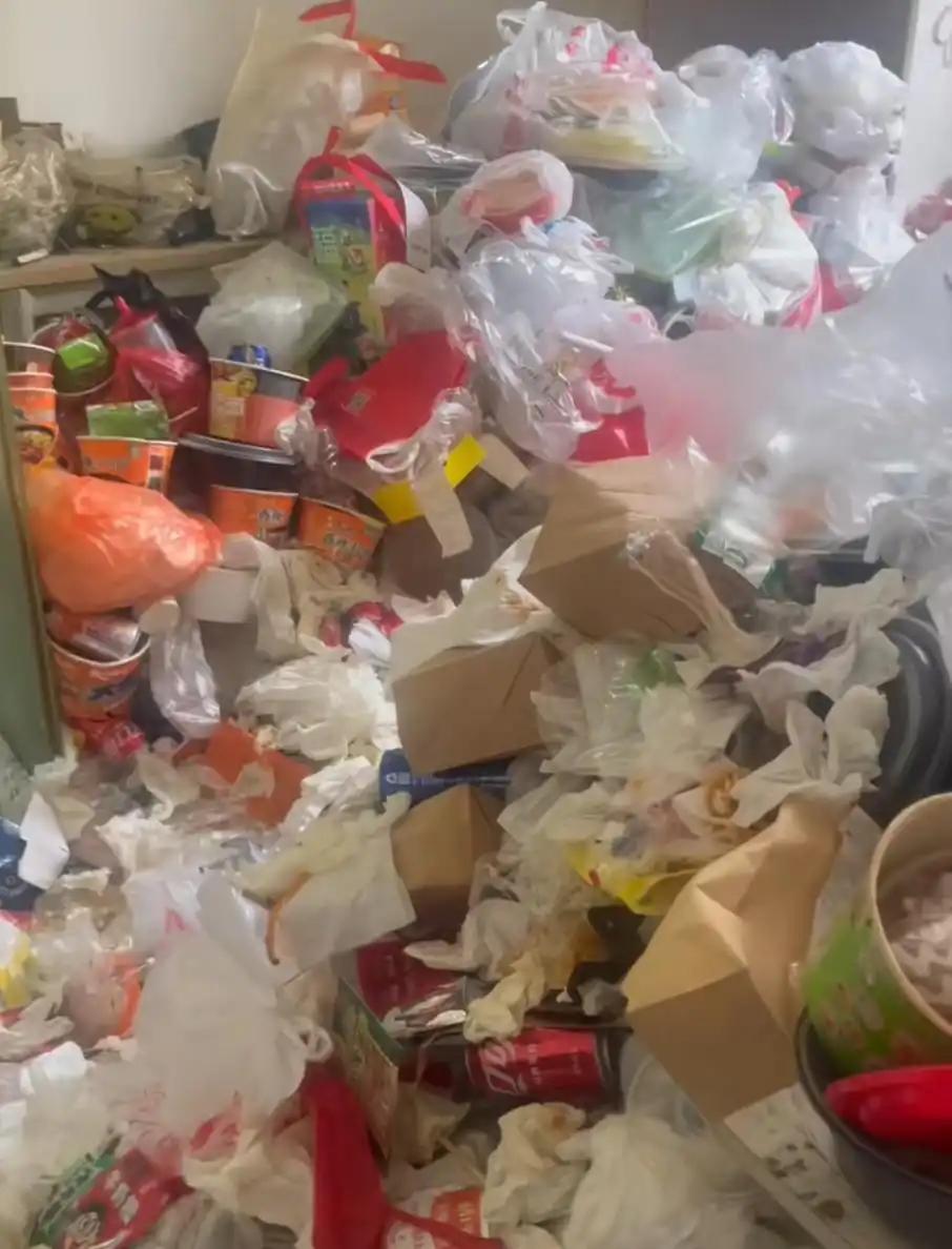 上海，一名做房屋中介的刘女士，这回算是开了眼。她从业好几年，见过房子里养七八只猫