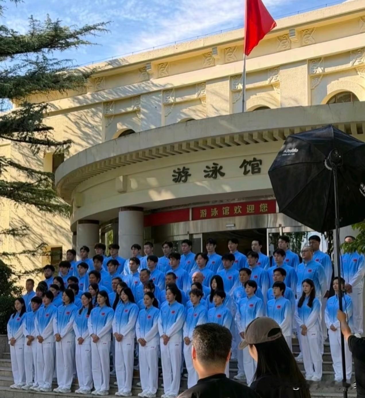 日本在抵抗台风，排山倒海，我们的运动员准备出发了[笑着哭][笑着哭][笑着哭]。拍到