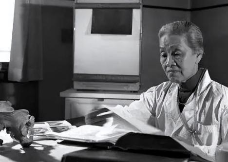 1964年，一位身患重症的孕妇正准备进行手术，林巧稚却突然拦下了医生，直接说道：