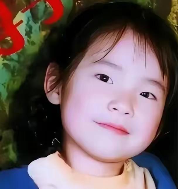 6岁的她站在校门口，等着爸妈来接她，等来的不是爸爸，也不是妈妈，而是一个她不认识
