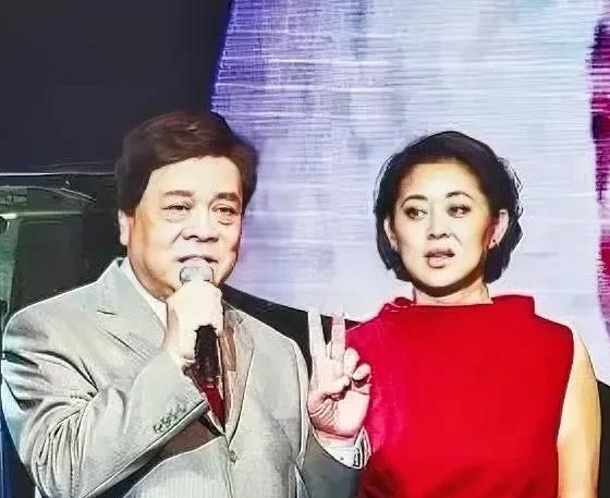2020年，赵忠祥临终前，单独把倪萍喊到身边：萍妹子啊，我有十亿家产，我走后你给