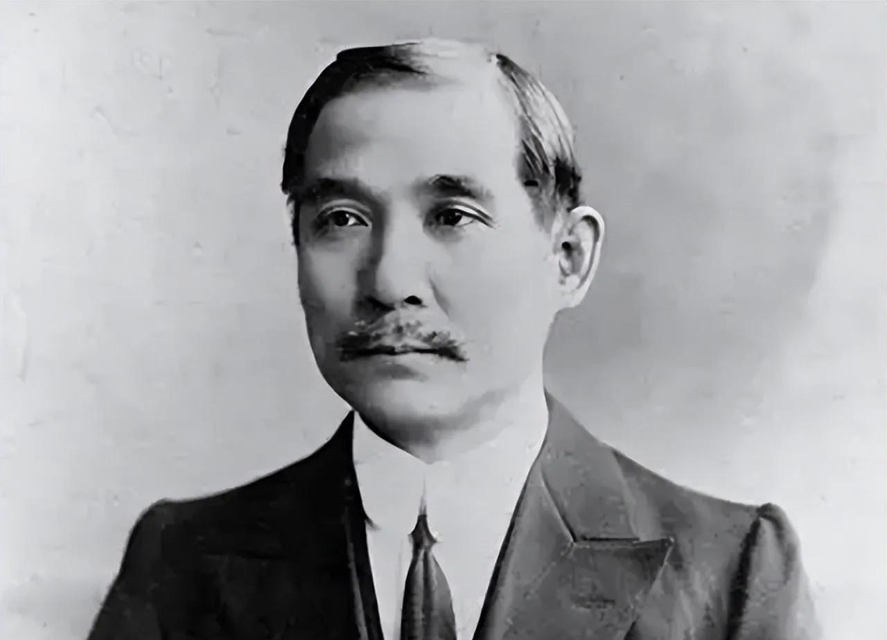 1925年3月，孙中山去世，国民党陷入了权力的真空，汪精卫、胡汉民、廖仲恺、许崇